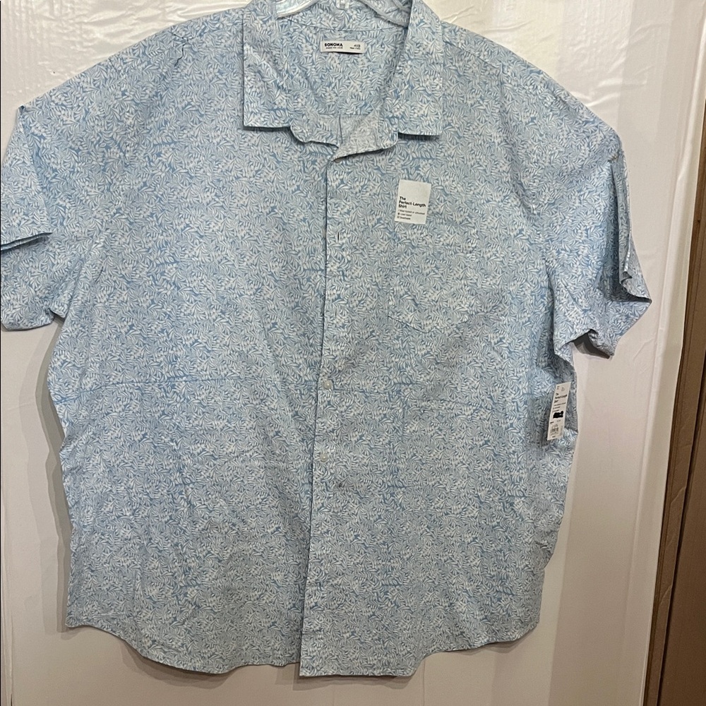 New with tags. Sonoma men’s short sleeve linen & Cotton Light Blue Floral 👕